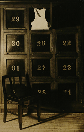 山本悍右 《（脱衣棚と椅子）》 1935年 東京都写真美術館蔵