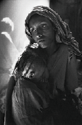 コレム難民キャンプで暮らす授乳中の母親のために「セーブ・ザ・チルドレン基金」が運営する栄養センター、エチオピア、1984年