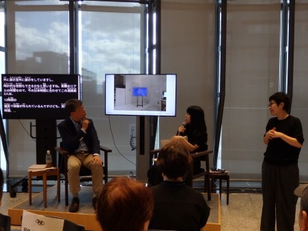 前回のプログラムの様子。登壇者２名が話している様子。