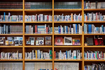 図書室の本棚