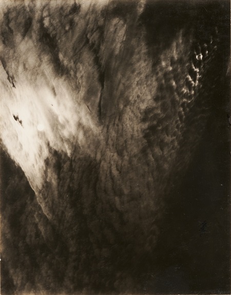 アルフレッド・スティーグリッツ《イクィヴァレント》1929 年 ゼラチン・シルバー・プリント 東京都写真美術館蔵
