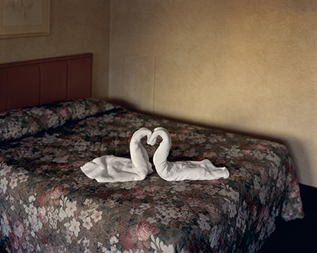 Alec Soth, Two Towels from the series Niagara, 2004, Collection of the artist ⓒAlec Soth