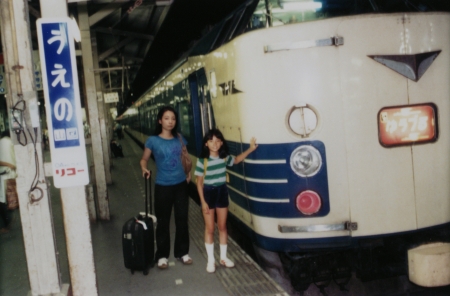 大塚千野《1982 and 2005, Tokyo, Japan》〈Imagine Finding Me〉より 2006年 発色現像方式印画 東京都写真美術館蔵 大塚千野《1982 and 2005, Tokyo, Japan》〈Imagine Finding Me〉より 2006年 発色現像方式印画 東京都写真美術館蔵