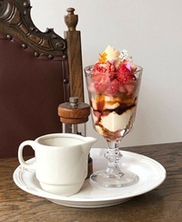 いちごのパフェの写真