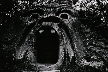 川田喜久治《地獄の入り口》〈聖なる世界〉より 1966年 ゼラチン・シルバー・プリント 東京都写真美術館蔵 川田喜久治《地獄の入り口》〈聖なる世界〉より 1966年 ゼラチン・シルバー・プリント 東京都写真美術館蔵