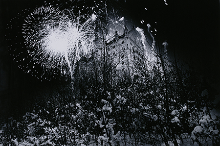 川田喜久治《花火とノイシュヴァンシュタイン城》〈ルートヴィヒⅡ世の城〉より 1969年 ゼラチン・シルバー・プリント 東京都写真美術館蔵 川田喜久治《花火とノイシュヴァンシュタイン城》〈ルートヴィヒⅡ世の城〉より 1969年 ゼラチン・シルバー・プリント 東京都写真美術館蔵