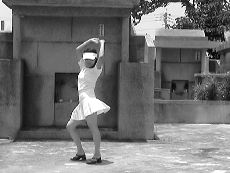 山城知佳子《OKINAWA墓庭クラブ 》〈墓庭シリーズ〉より 2004年シングルチャンネル・ヴィデオ