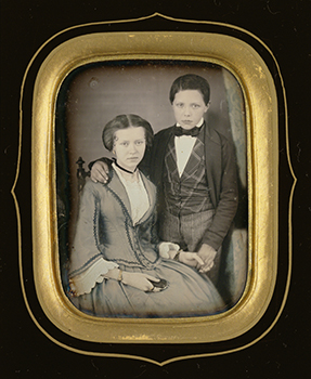 作家不詳《(母子像)》1840-59年 ダゲレオタイプに手彩色 東京都写真美術館蔵 作家不詳《(母子像)》1840-59年 ダゲレオタイプに手彩色 東京都写真美術館蔵
