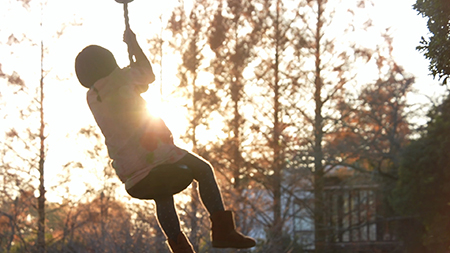 川内倫子《M/E》 2022年 2チャンネル・ヴィデオ 東京都写真美術館蔵 川内倫子《M/E》 2022年 2チャンネル・ヴィデオ 東京都写真美術館蔵