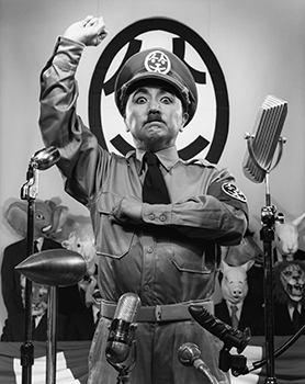 森村泰昌《独裁者はどこにいる1》〈なにものかへのレクイエム〉より 2007年 ゼラチン・シルバー・プリント 東京都写真美術館蔵 森村泰昌《独裁者はどこにいる1》〈なにものかへのレクイエム〉より 2007年 ゼラチン・シルバー・プリント 東京都写真美術館蔵