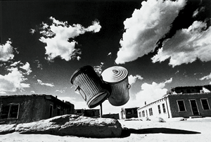 「インディアン村の2つのごみ罐」 “Two Garbage Cans,Native American Village”1972年