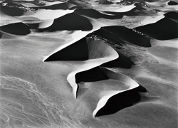 円形や放物線状の模様が描かれるソススフレイ地域の砂丘、ナミビア、2005年