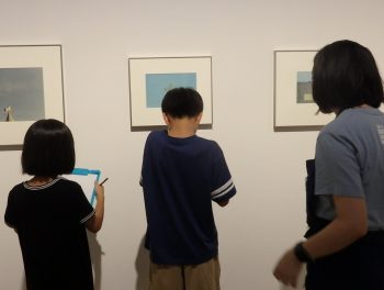過去のワークショップで作品を鑑賞している様子